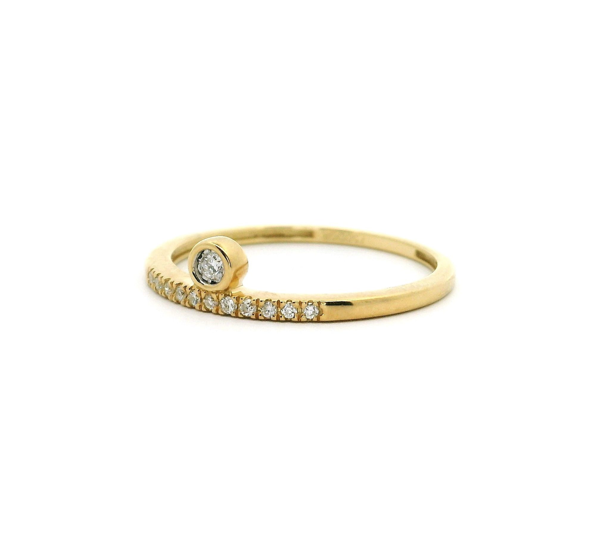 ring-gelbgold-12-diamanten-ecl1co90g-schraegansicht.jpg